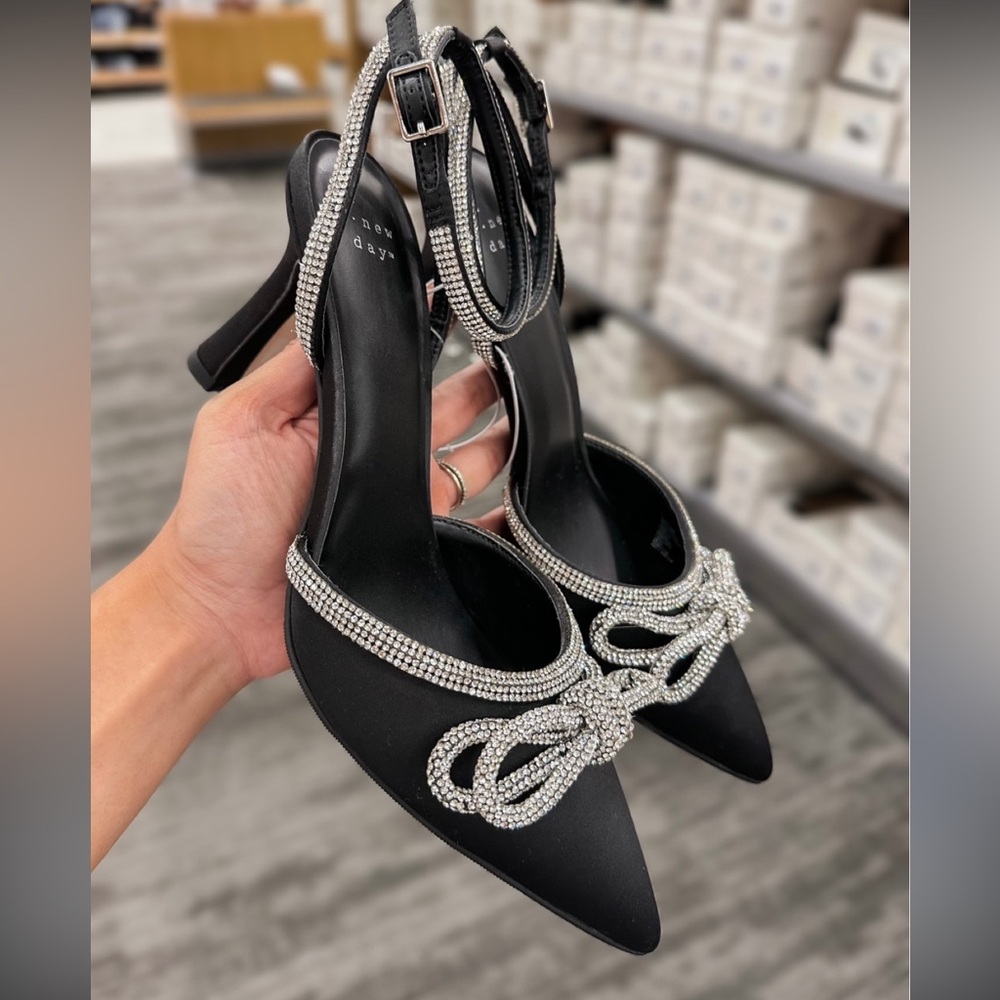 A New Day Carmin Bow Heels NWOT